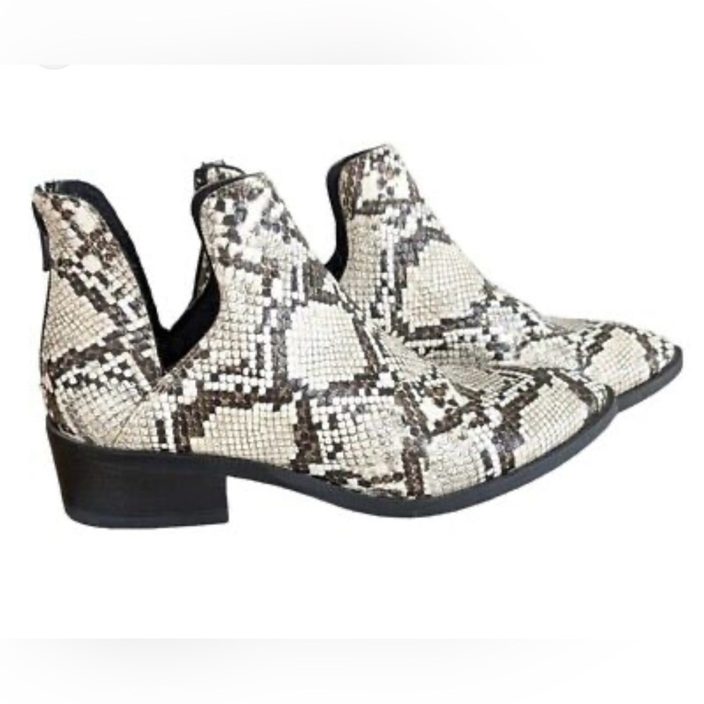 STEVE MADDEN Boots Laramie Snake
Skin Ankle Bootie Side Cut Out Cream/black 8.5